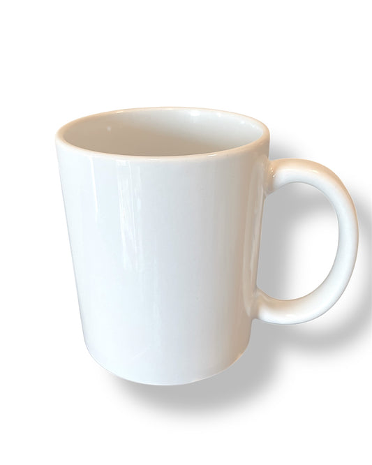Taza blanca con interior y mango blanco, perfecta para personalizar con diseños o frases
